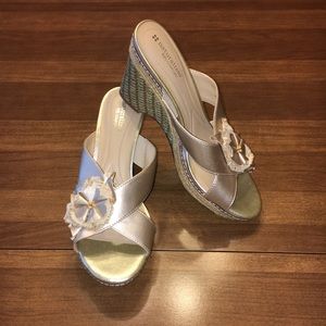 Naturalizer N5 comfort gold wedge sandal